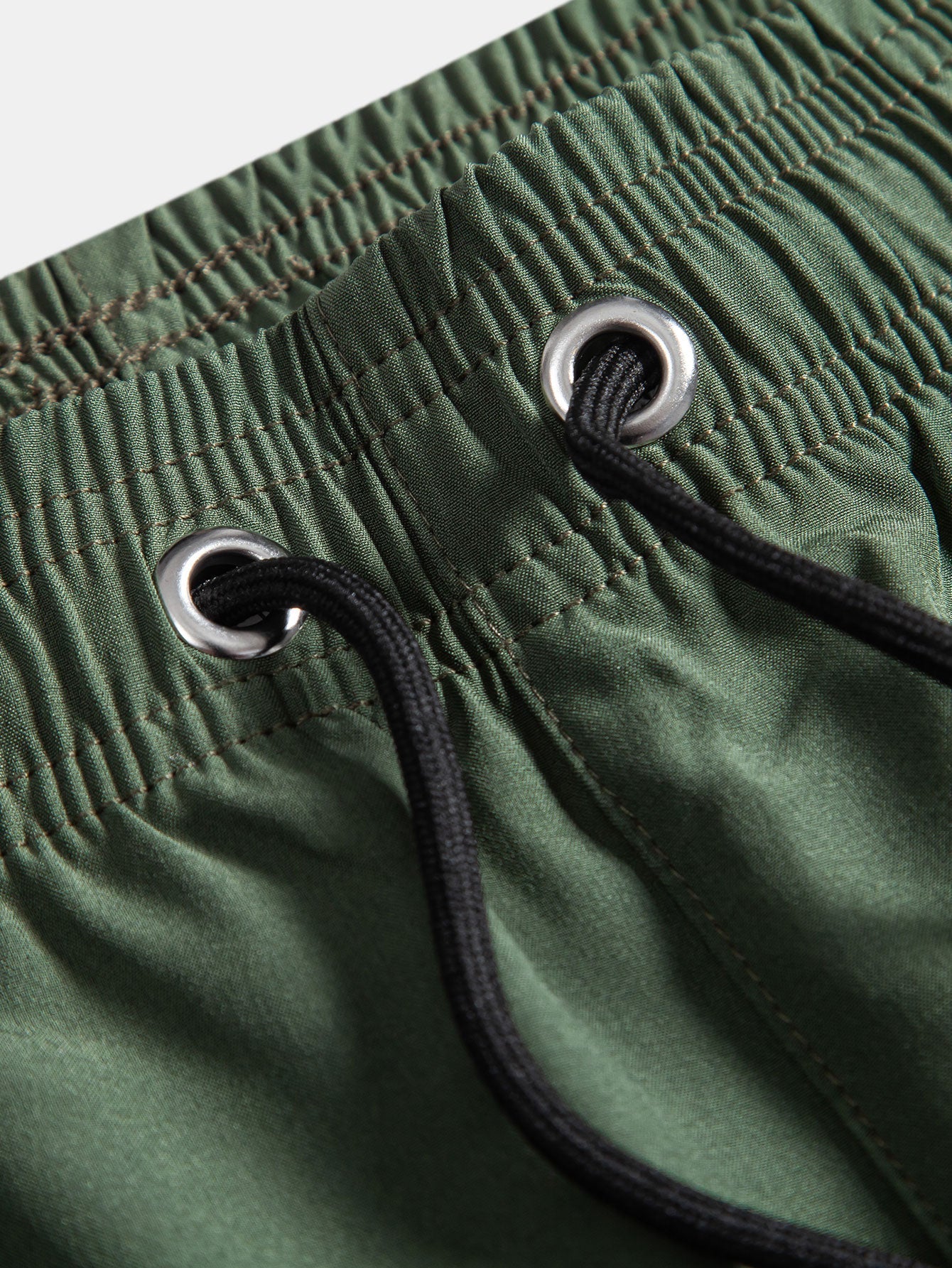 Overhemd met knoopsluiting en zeilprint, geïnspireerd op de eilanden, en bijpassende effen zwembroek met trekkoord.