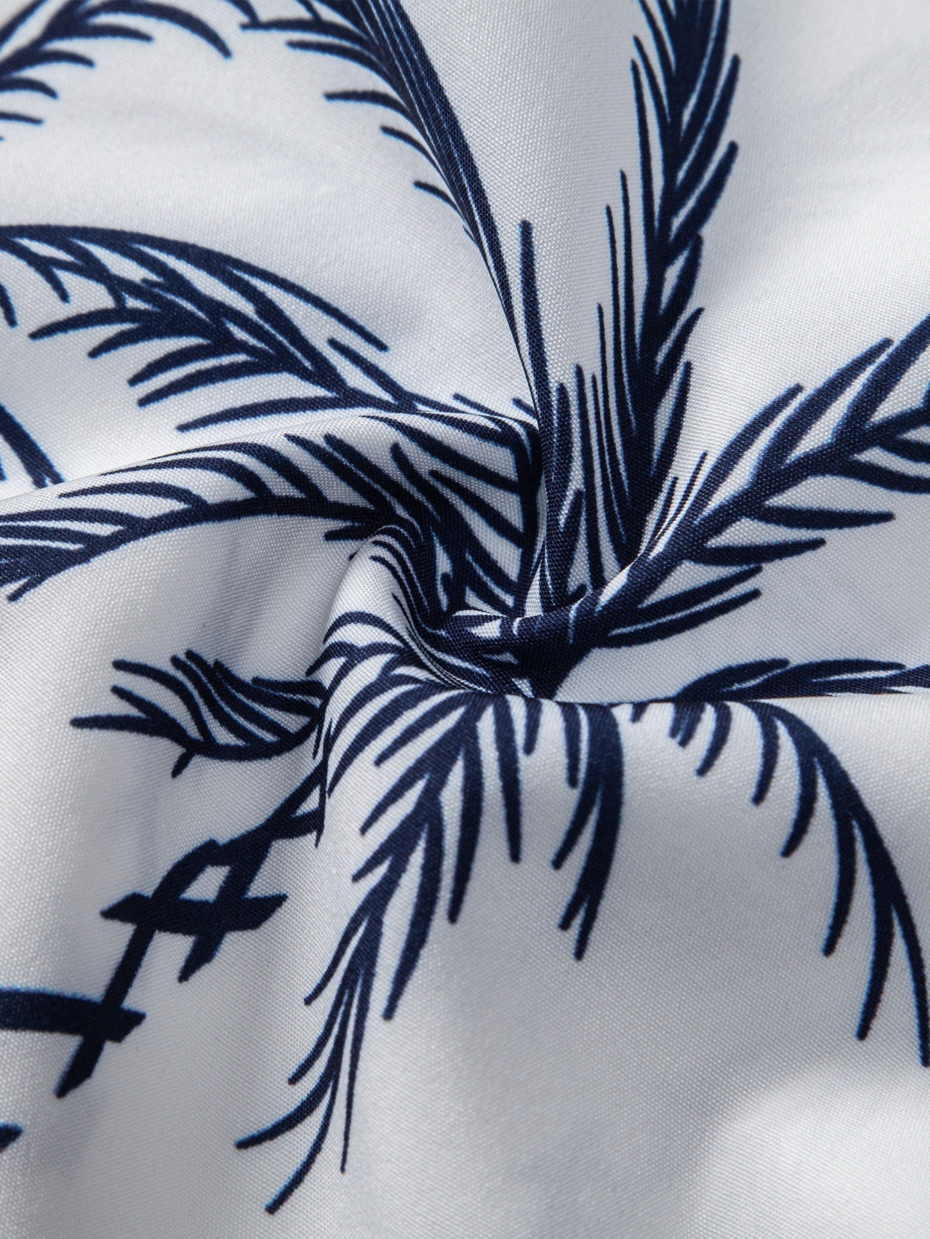 Overhemd met knoopsluiting en zeilprint, geïnspireerd op de eilanden, gecombineerd met een rechte, geribde broek.