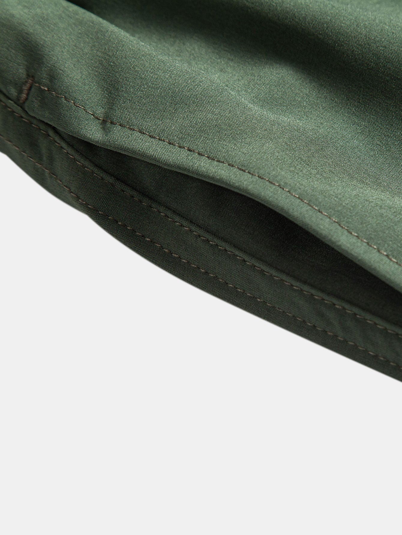 Overhemd met knoopsluiting en zeilprint, geïnspireerd op de eilanden, en bijpassende effen zwembroek met trekkoord.