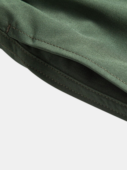 Overhemd met knoopsluiting en zeilprint, geïnspireerd op de eilanden, en bijpassende effen zwembroek met trekkoord.