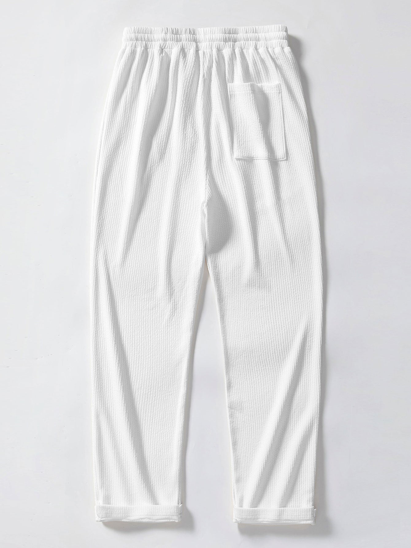 Overhemd met knoopsluiting en zeilprint, geïnspireerd op de eilanden, gecombineerd met een rechte, geribde broek.