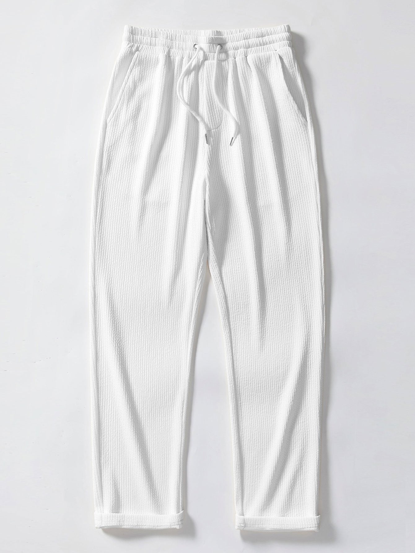 Overhemd met knoopsluiting en zeilprint, geïnspireerd op de eilanden, gecombineerd met een rechte, geribde broek.