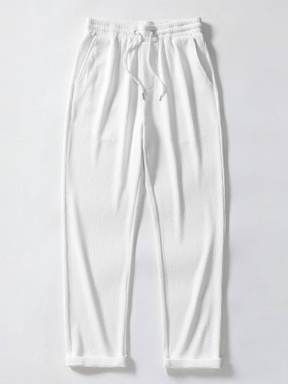 Overhemd met knoopsluiting en zeilprint, geïnspireerd op de eilanden, gecombineerd met een rechte, geribde broek.